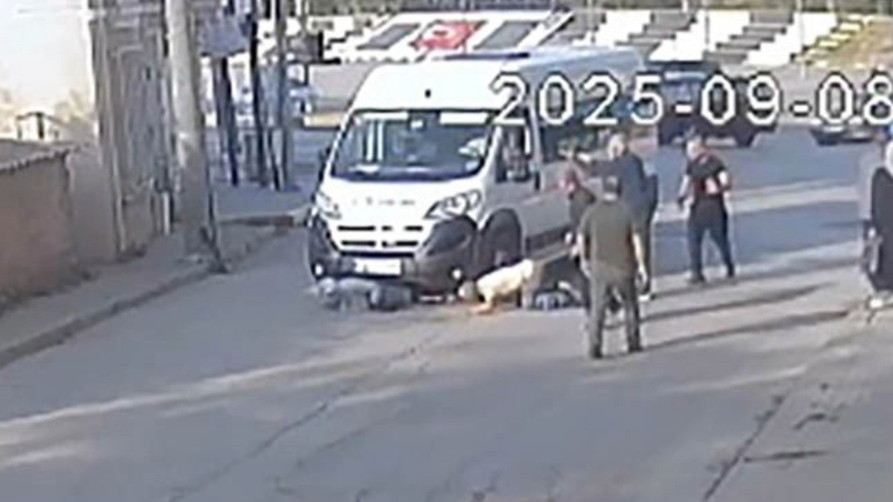 Okul yolunda korkunç kaza: Minibüs anne ve oğulun üzerine çarptı.