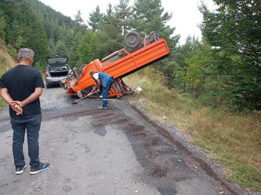 Ormanlık alanda kaza sonucu 3 kişi yaralandı.