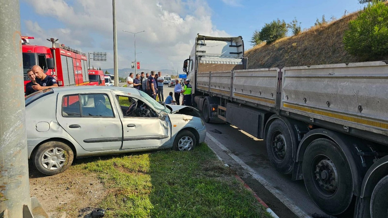 TIR ile çarpışan araçta bulunan kadın yaşamını yitirdi.