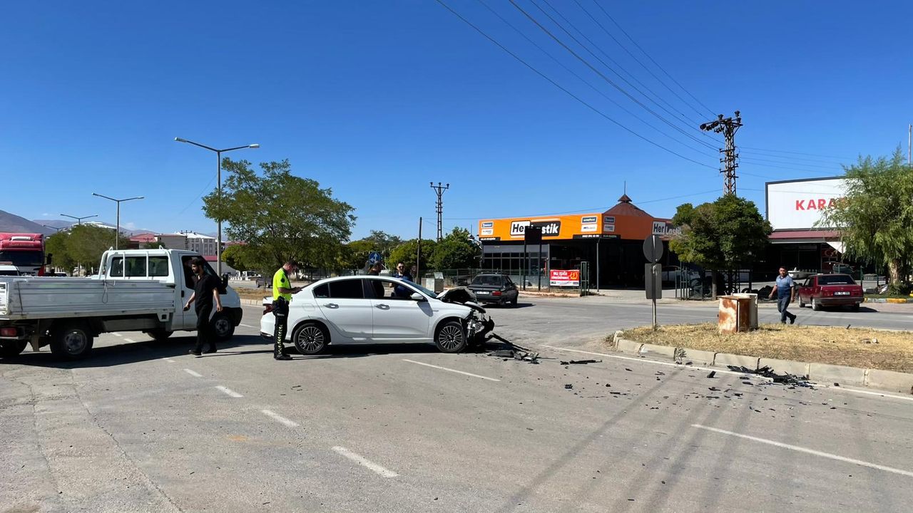 Afşinbey Caddesi'nde Trafik Kazası Oluştu