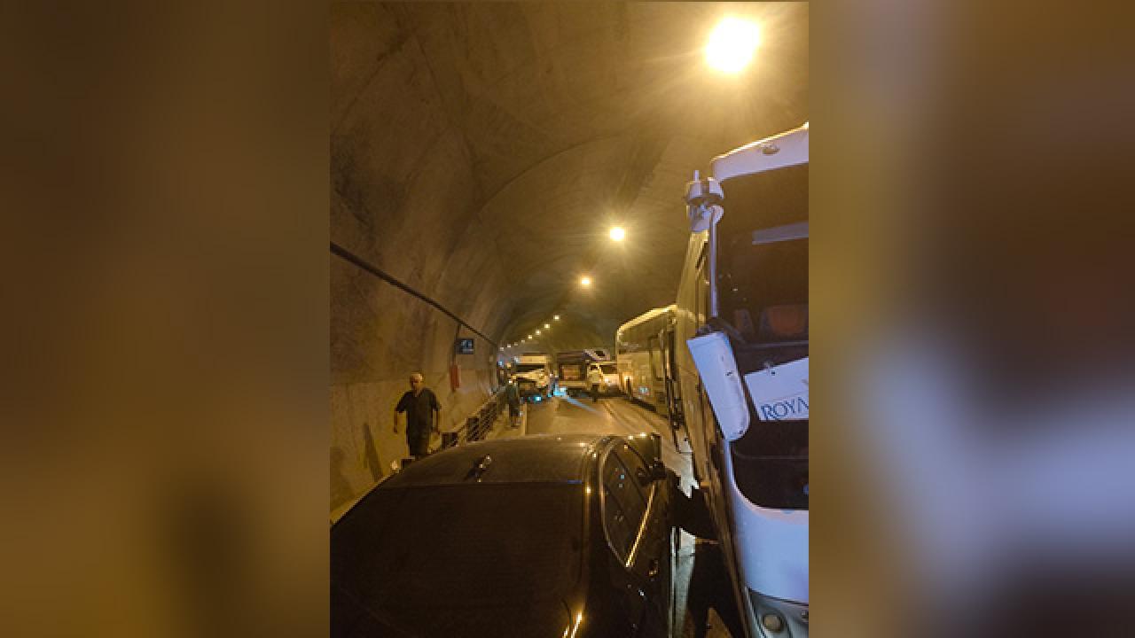 Antalya'da 8 araç çarpıştı: Uzun trafik kuyruğu oluştu