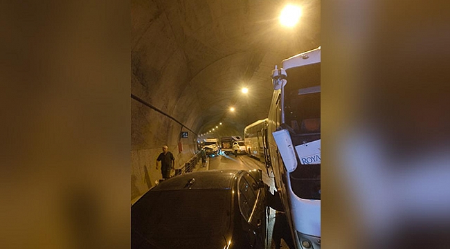 Antalya'da 8 araç çarpıştı ve büyük bir araç kuyruğu oluştu.