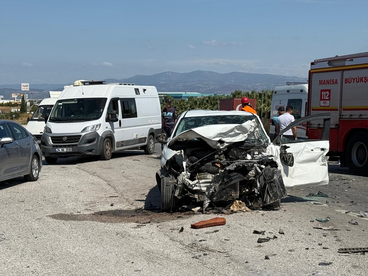 Manisa'da ardışık araba kazasında 1 kişi hayatını kaybetti, 4 kişi ise yaralandı.