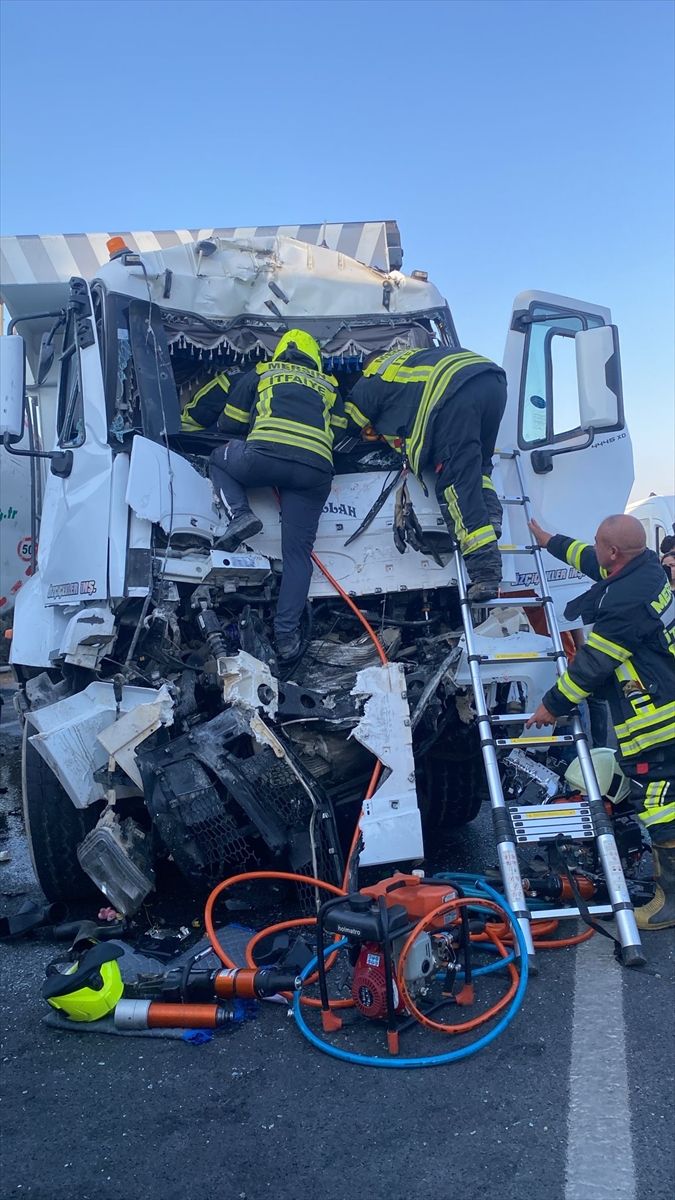 Mersin'de zincirleme trafik kazasında 5 kişi yaralı.