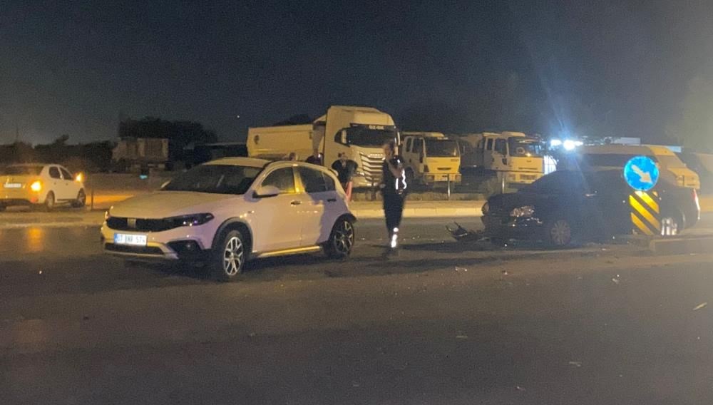 Antalya'da 3 araç çarpıştı ve yaralılar bulunuyor.