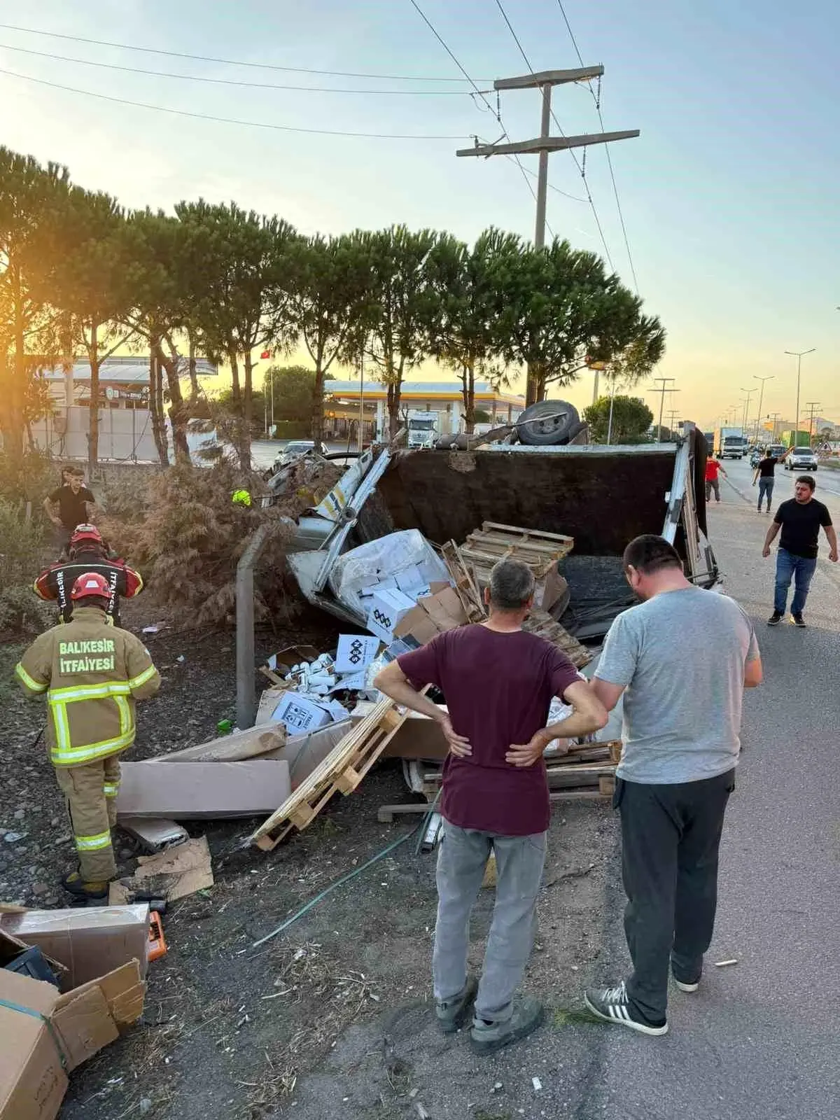 Balıkesir'de Trafik Kazasında Sürücü Araç İçinde Mahsur Kaldı