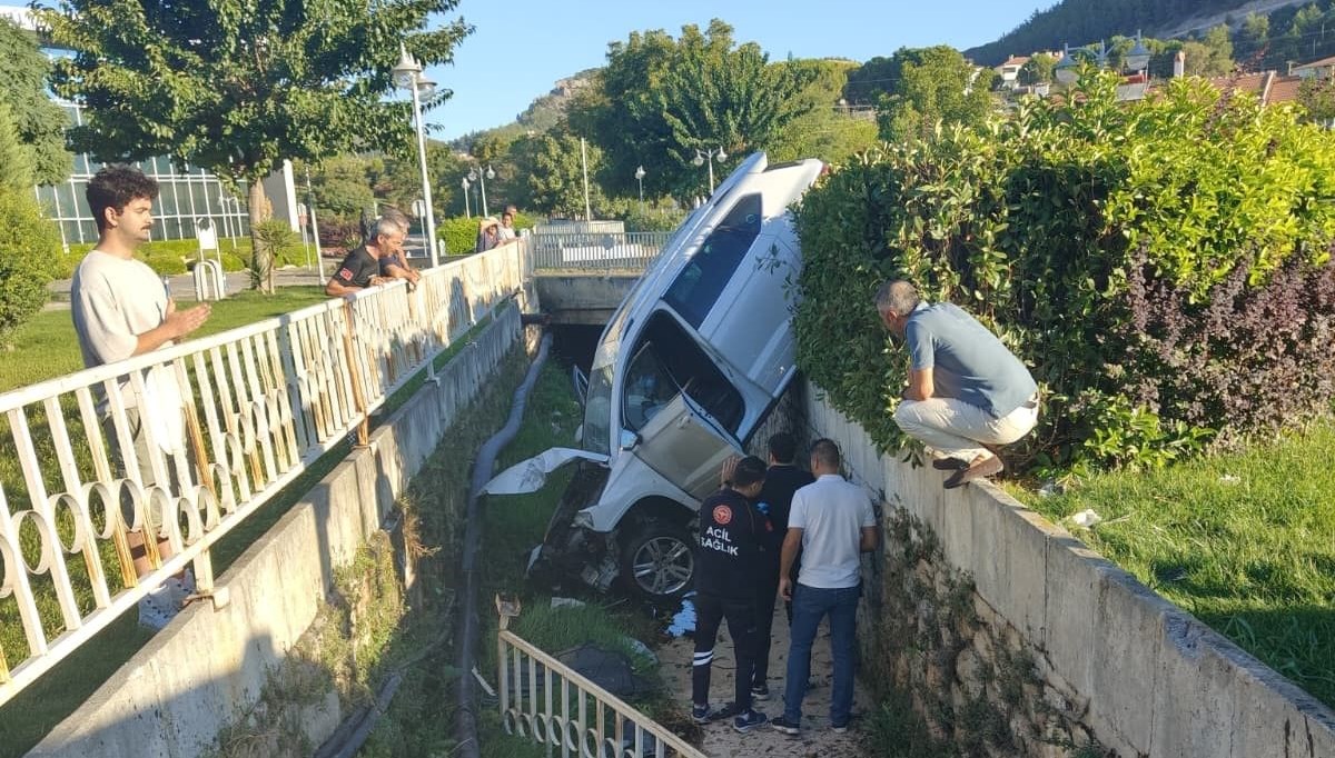 Muğla'da direksiyonu çarpmamak için bir manevra yaptı ve kaza geçirdi.