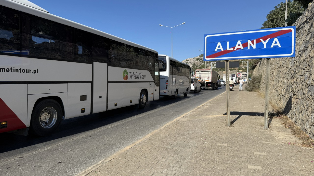 Tünelde zincirleme kaza sonucunda 10 kişi yaralandı, trafik uzun süreli olarak kilitlendi.
