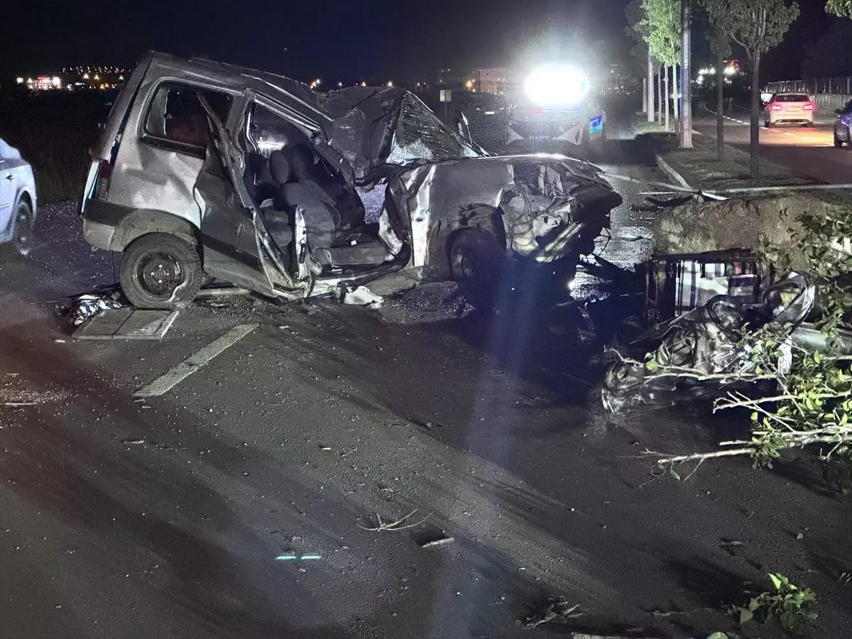 Erzurum'da trafik kazasında 1 kişi hayatını kaybetti, 2 kişi yaralandı.