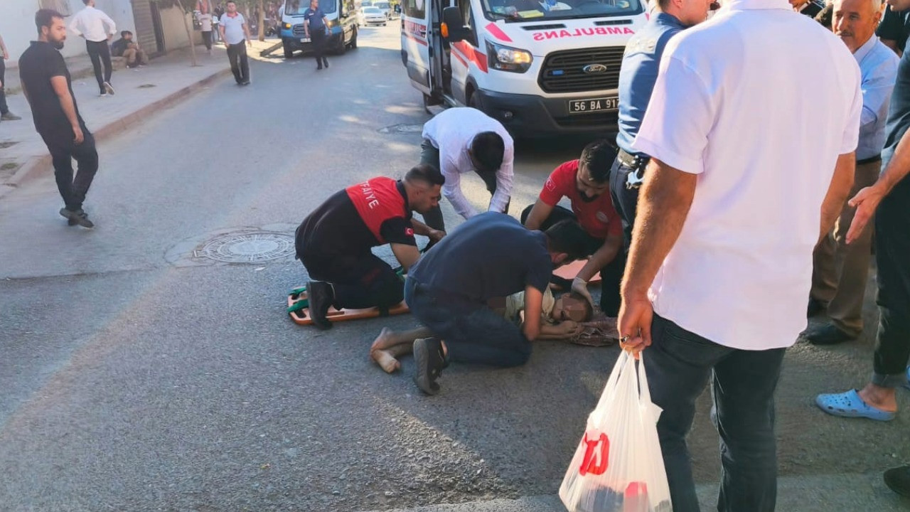 İnanılmaz bir kaza! Ardarda iki araba çarpıştı.