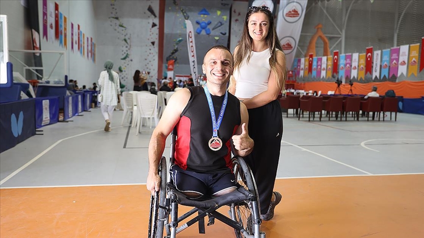 Sporla hayata tutunarak trafik kazasında bacaklarını kaybeden kişi cesaret ve azimle hayata devam ediyor.