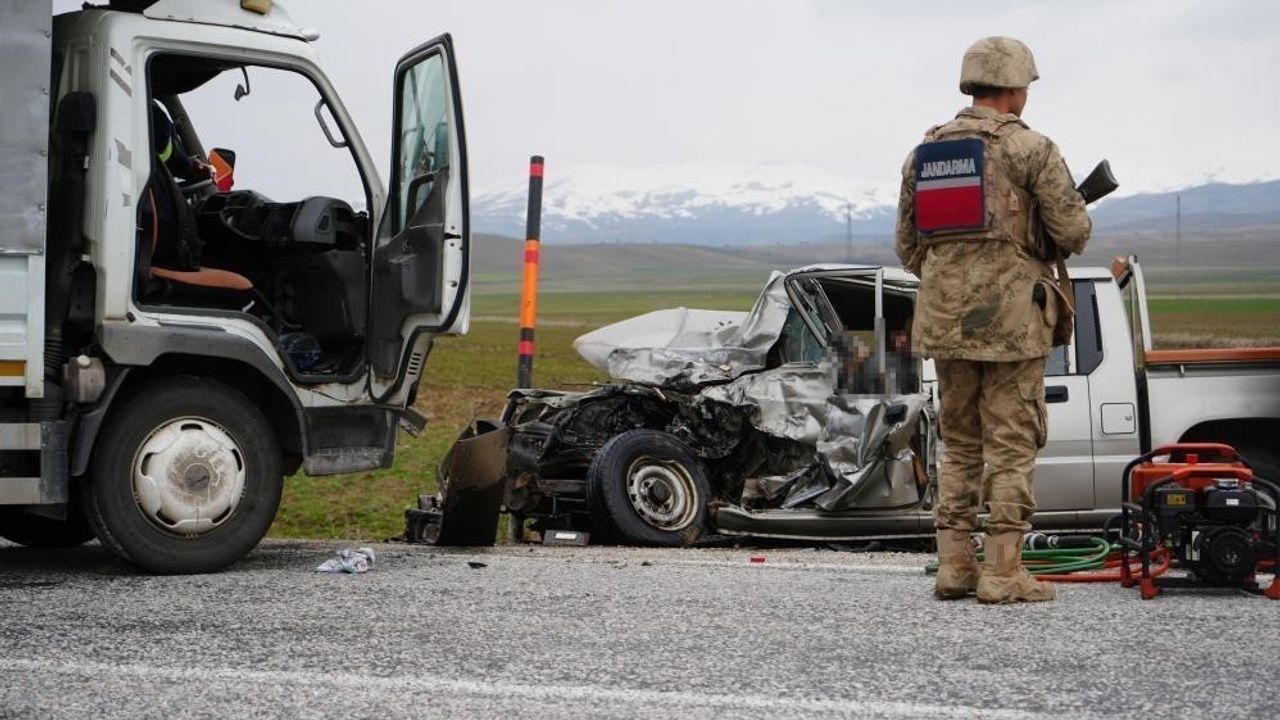 Erzurum'da jandarma sorumluluk alanında 52 trafik kazası yaşandı.