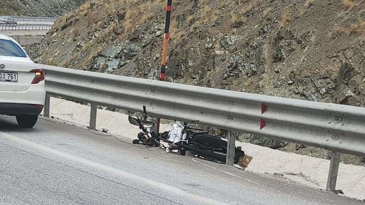 Genç bir motosiklet sürücüsü Erzincan'da trafik kazasında yaşamını yitirdi.