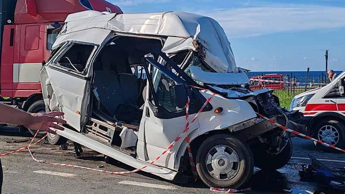TIR bekleyen minibüse çarptı, 15 kişi yaralandı.