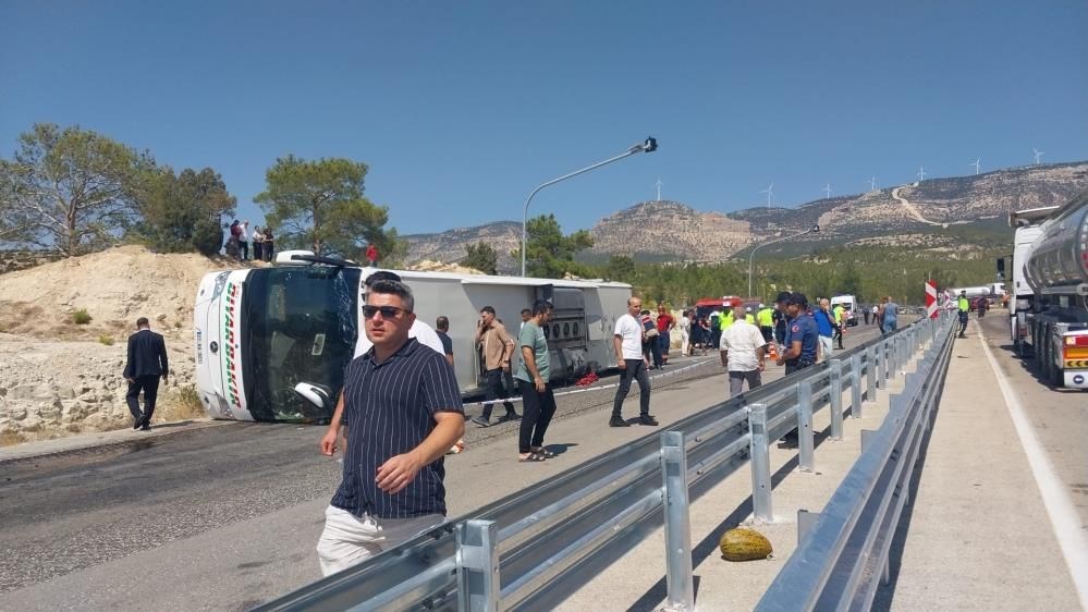 Virajda gerçekleşen korkunç kaza: Üç ölü, altı yaralı