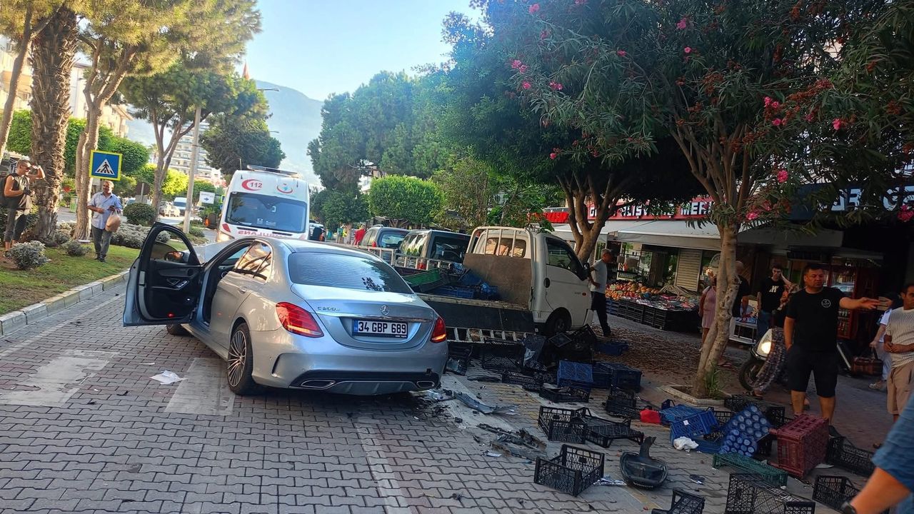 Mahmutlar'da Yolda Ciddi Kazaya Karışan Genç Kadın Hastaneye Kaldırıldı.