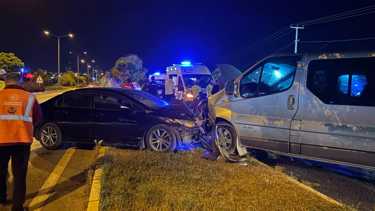 Sivas'ta trafik kazasında 3 Sivasspor altyapı futbolcusu dahil 5 kişi yaralandı.
