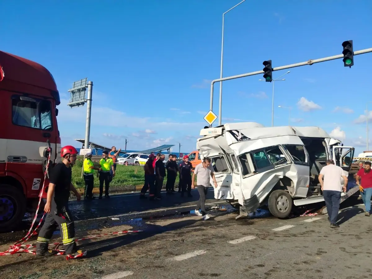 Trabzon'da Kaza: 15 Kişi Yaralı
