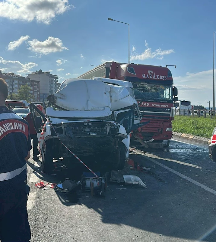 Trabzon'da üç aracın karıştığı kaza sonucu 14 kişi yaralandı.