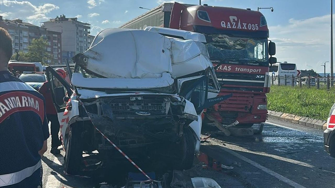 Trabzon'da üç aracın karıştığı kaza sonucunda 14 kişi yaralandı.