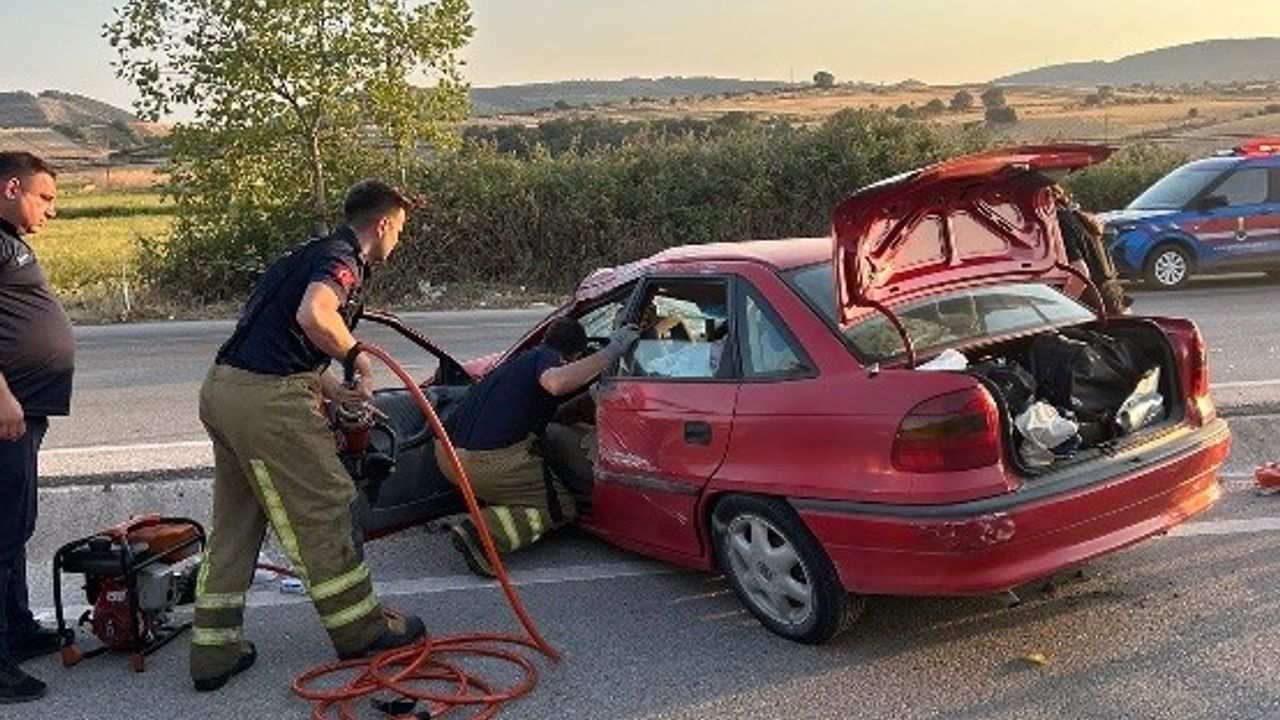 4 kişi, bir taraflı trafik kazaında yaralandı.
