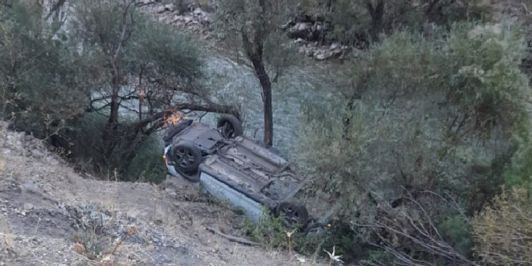 Aile, Erzincan'a seyahat ederken bir kaza geçirdi.