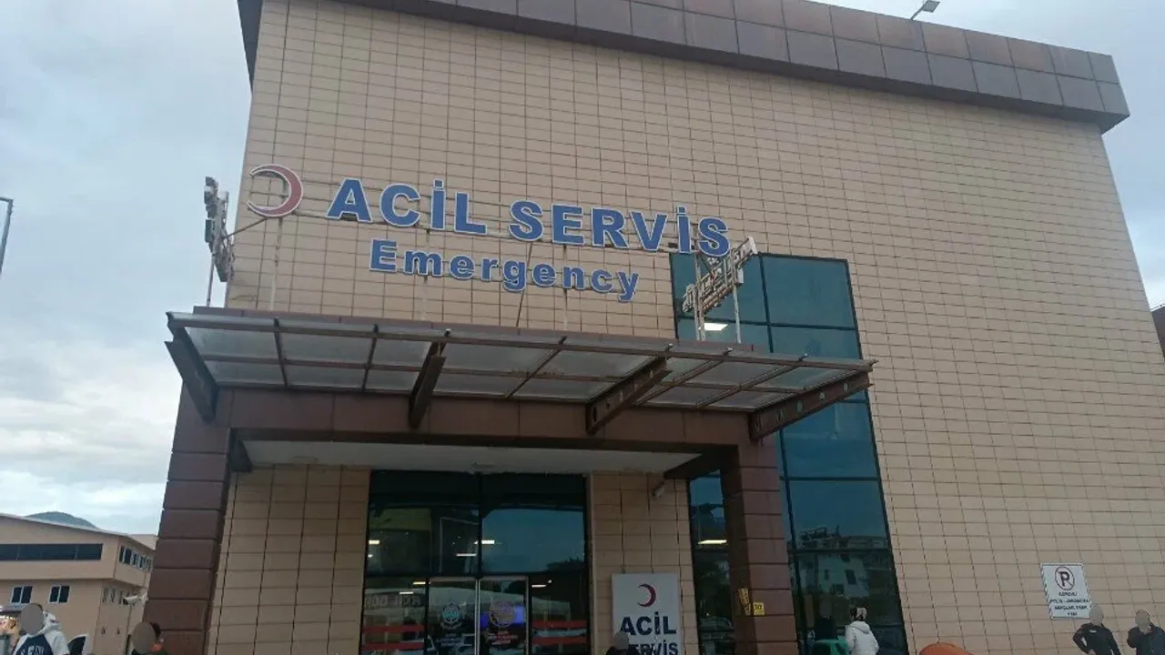 Alanya'da moto sürücüsü kaza yaptı, yaralı.