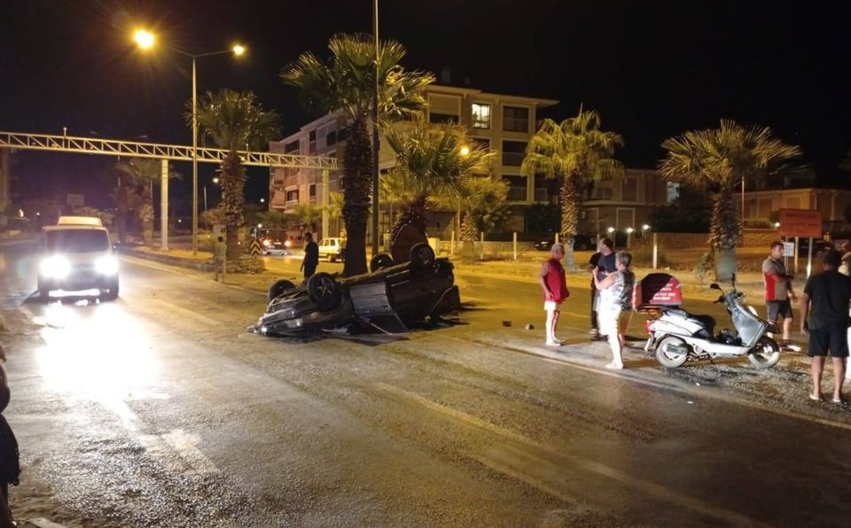 Aydın'da ara bölmeye çarpan araç devrildi.