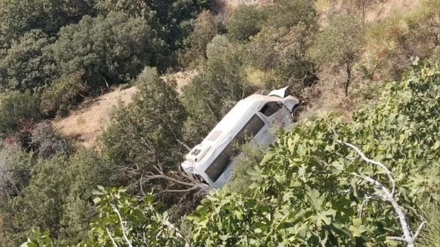 Aydın'da korkunç kaza: Öğrenci taşıyan araç uçuruma devrildi 5 kişi yaralandı.