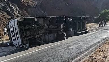 Elazığ’da virajı alamayan TIR devrildi.