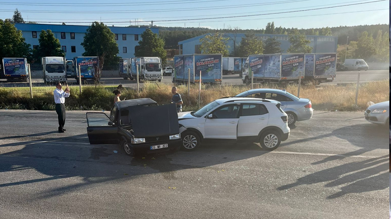 Eskişehir'de kaza: İki araç hasar gördü.