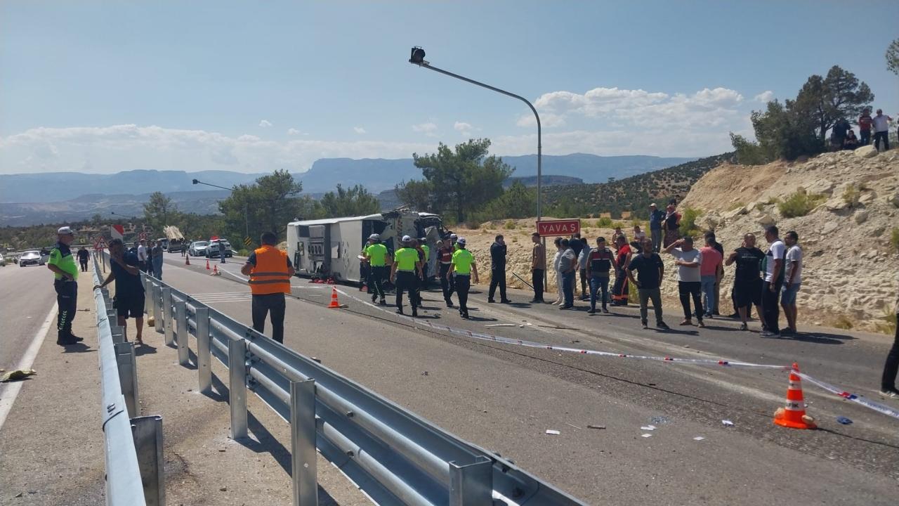 Mersin'de otobüs ve kamyon kaza yaptı: 3 kişi hayatını kaybetti, 7 kişi yaralandı.