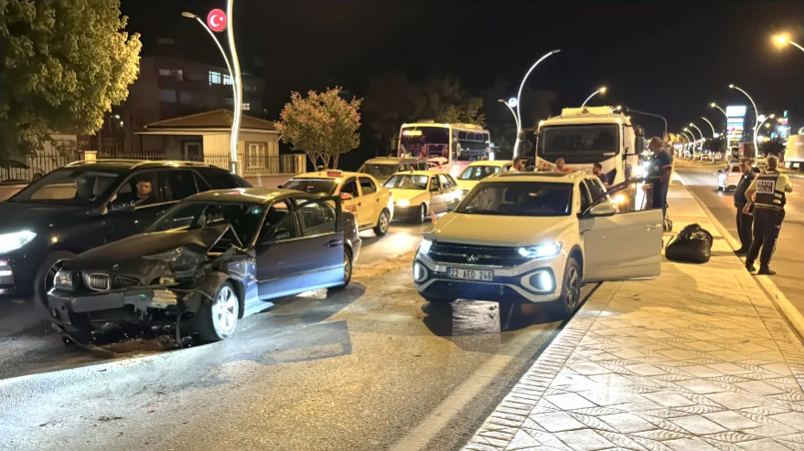 1 kişi, Edirne'deki ardışık trafik kazasında yaralandı.