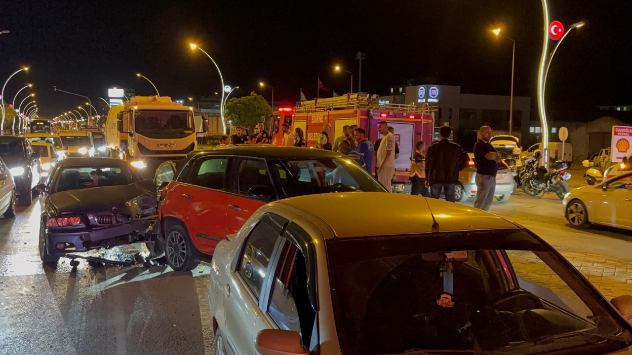 Edirne'de zincirleme kaza: Birisi kaçarken diğeri alkollü çıktı.