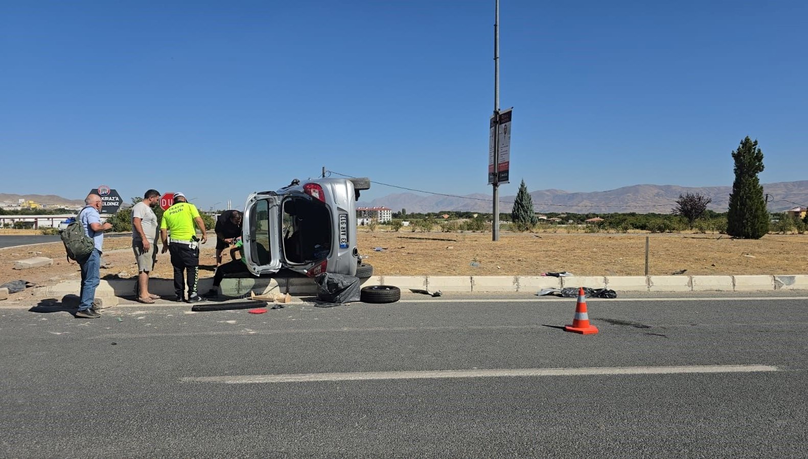 Elazığ'da motosiklet ile araç çarpıştı: 1 ağır 2 yaralı var.