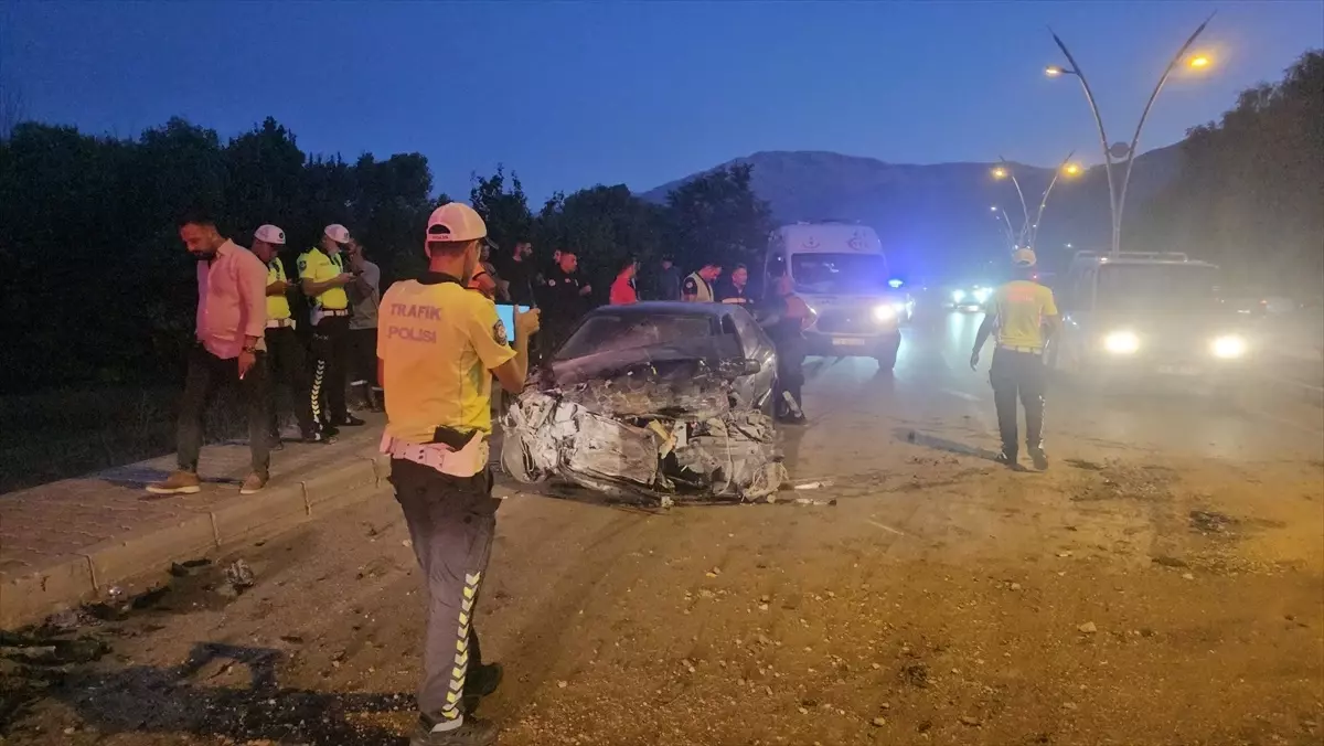 Erzincan'da Trafik Kazası: 3 İnsan Yaralandı