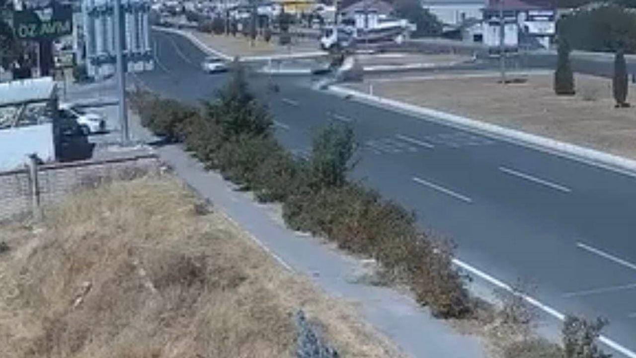 Motosiklet Kazasında 2 Kişi Yaralandı, Anlık Görüntüler İzleyicilere Aktarıldı