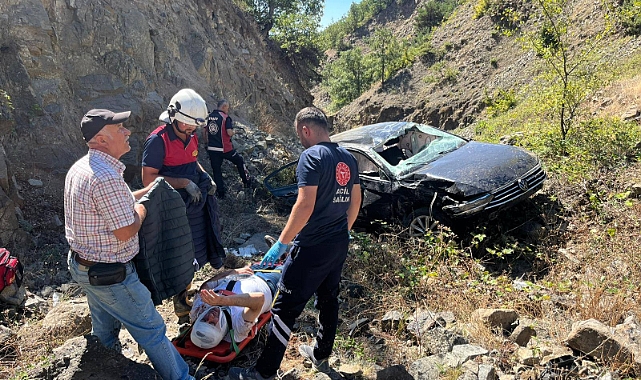 Niksar'da araç uçuruma yuvarlandı: 1 kişi yaralandı.