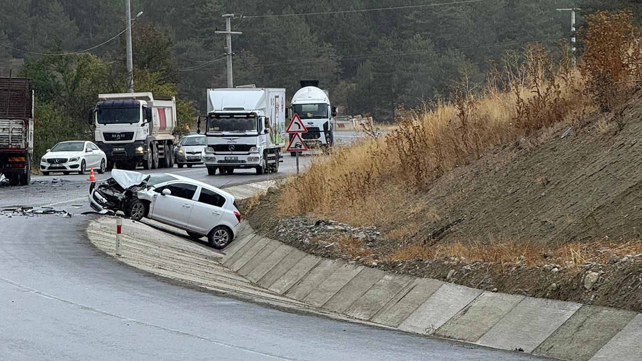 Bolu'da yağmur sebebiyle meydana gelen kaza sonucu 3 araç çarpıştı: 8 yaralı var