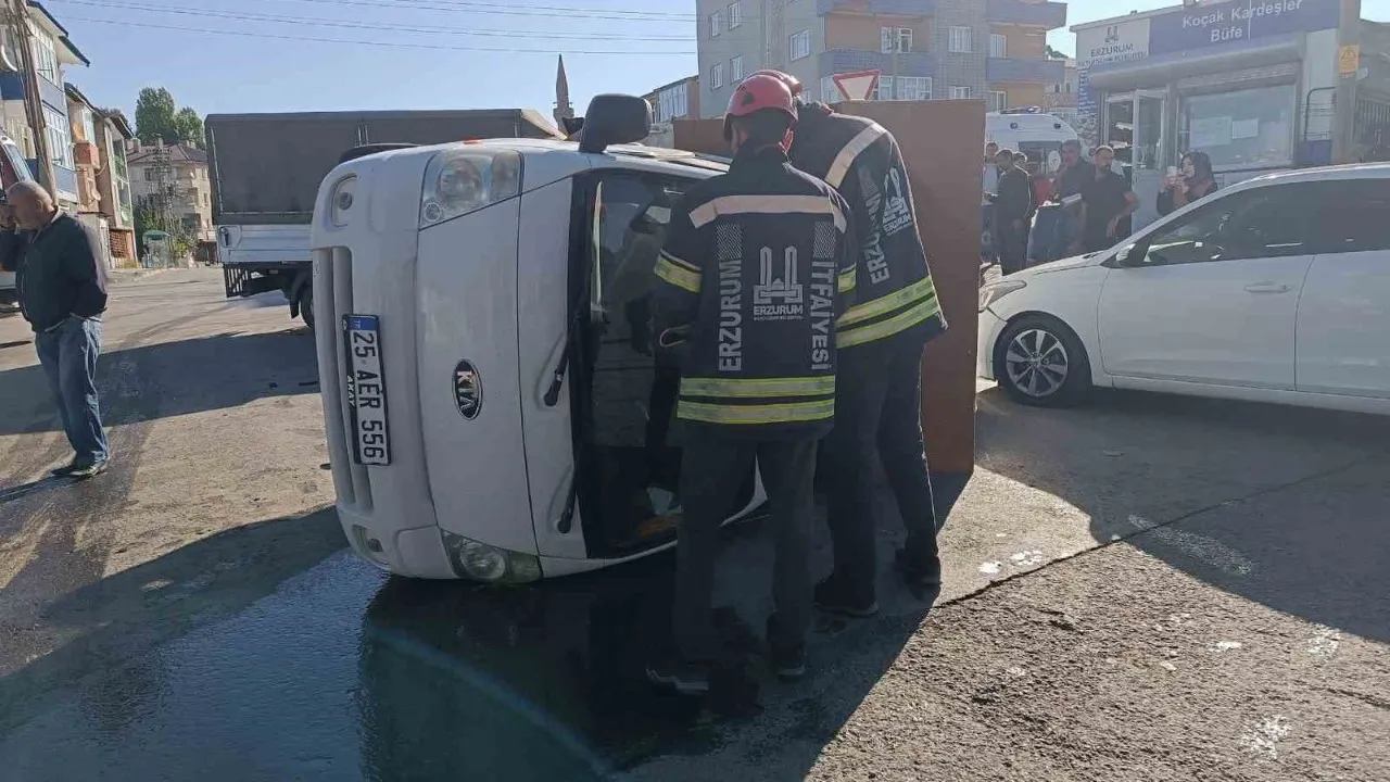 Erzurum'da üç araç çarpıştı, sürücüler araçlarda sıkıştı.