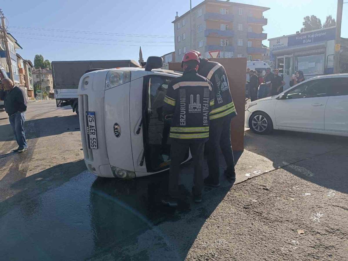 Erzurum'da üç araçlı trafik kazasında büyük tehlike