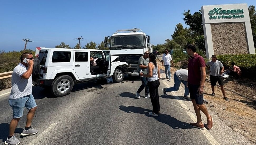 Esentepe'de iki otomobil karşı karşıya çarpıştı!