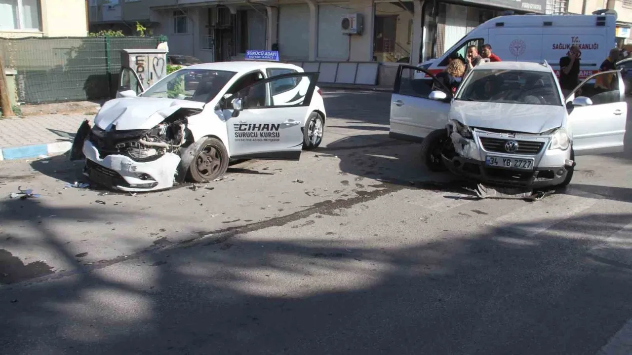 Konya Beyşehir'de ardışık iki trafik kazasında 6 kişi yaralandı.