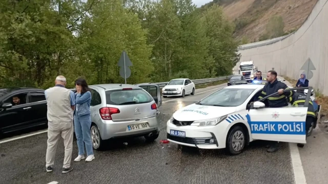 Tokat'ta meydana gelen 2 trafik kazasında 8 kişi yaralandı, aralarında 2 polis de bulunuyor.
