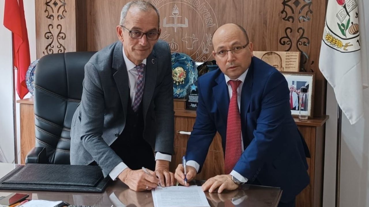 Demirci Belediye Başkanı Cahit Onar kaza geçirdi.