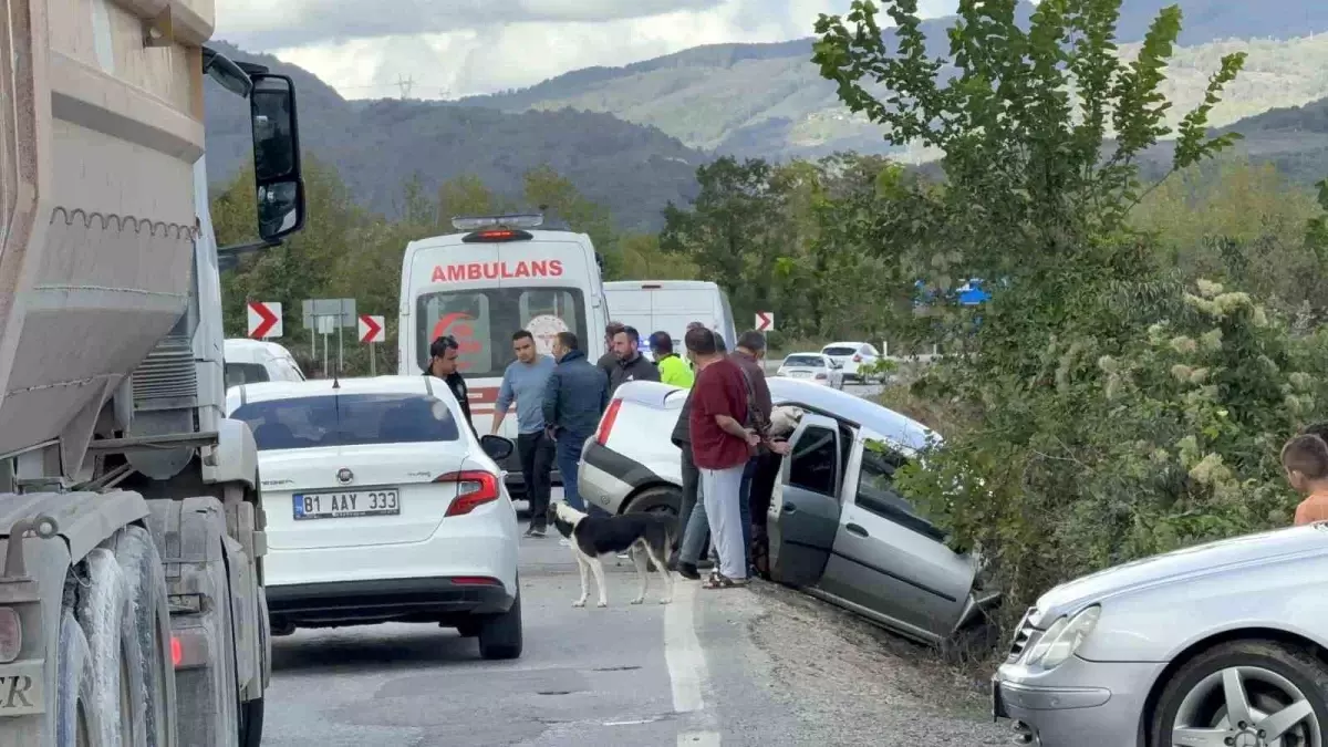 Düzce'de Trafik Kazasında 4 Kişi Yaralandı