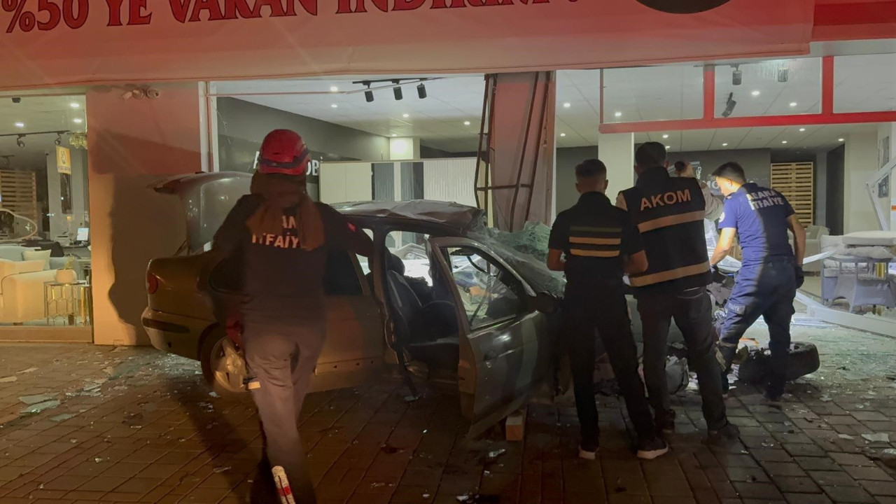araca kontrol kaybı yaşandı ve mobilya mağazasına çarptı