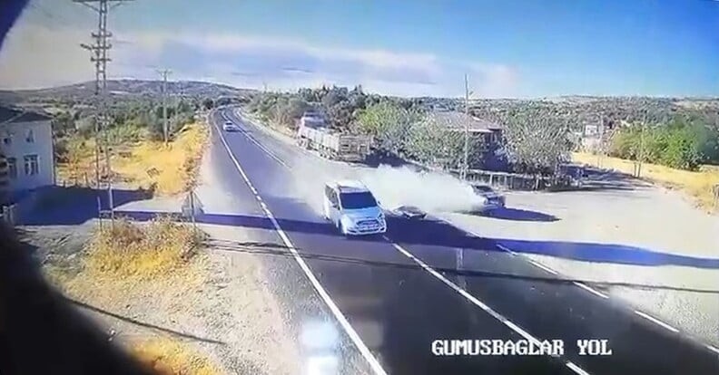 Elazığ'da trafik kazası kameralara yansıdı.