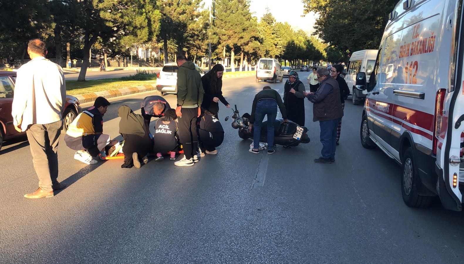 Kaza geçirdikten sonra yolda çırpınırken, hastaneye hüngür hüngür ağlayarak götürüldü.