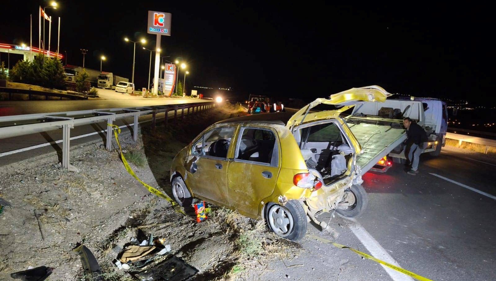 Refüje çarpan araç devrildi: Bir kişi hayatını kaybetti.
